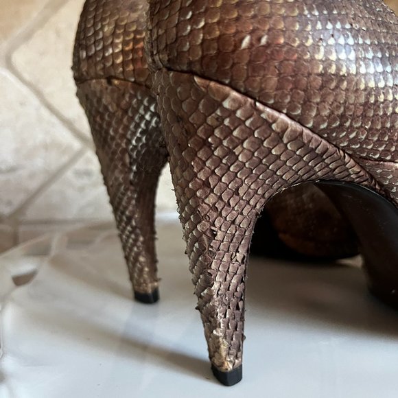 Stuart Weitzman Women's Brown Taupe Snake Scale Peep Toe Heels - Picture 7 of 9
